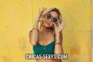 Chicas sexy: La edad determina si una mujer es sexy o no. Se debe a los rasgos exteriores, pero también es por la actitud. En la imagen vemos a una mujer joven, una chica sexy con un estilo atrevido, femenino, pero sensual y elegante.