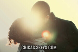 Chicas sexy: Ser la pareja de una chica joven es espectacular. Los momentos íntimos son más intensos y apasionados. La imagen muestra cómo podría ser un momento así. Un beso apasionado e inolvidable, durante el atardecer. 