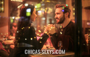 Chicas solteras: pareja Chicas solteras: Una cena romántica entre Sugar Baby y Sugar Daddy. Un hombre elegante y su pareja, joven y atractiva. Disfrutando de una cita romántica en un restaurante.