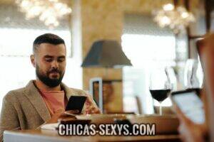 Citas virtuales: Hombre utilizando su celular para mandar mensajes de texto. 