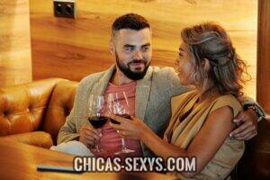 Citas virtuales: Encuentro en persona Citas virtuales: Una pareja en su primera cita en la vida real.