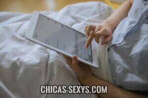 Citas virtuales: mensajes de texto. Citas virtuales: Mandando mensajes de texto con un tablet.
