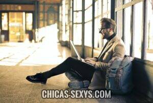 Citas virtuales: Hombre con portátil Citas virtuales: Hombre feliz de registrarse en una plataforma de citas en línea.