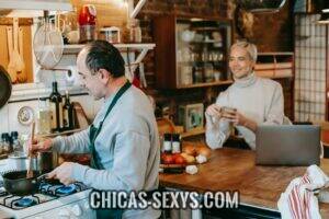 Consejos para hombres: Un hombre haciendo algo nuevo con su pareja. 