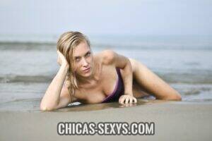 Problemas de pareja: Sugar Baby tomandose una foto sensual a las orillas del mar en bikini. 